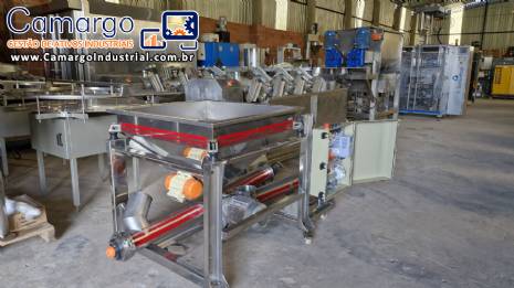 Rosca alimentadora transportadora helicoidal inclinada com silo receptor em inox Maqinox