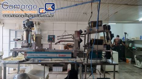 Formadora modeladora e recheadora autom�tica com alimentador extrusora cont�nua Bralyx Formix Multimassas para produtos laminados