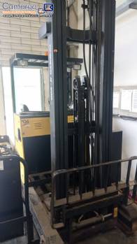 Empilhadeira retr�til Doosan